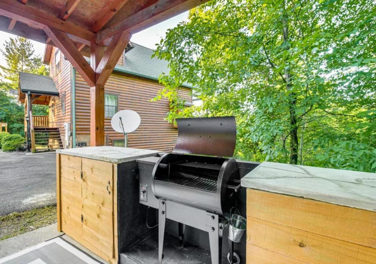 Fabulous Pet-Friendly, Family Cabin With Outdoor Kitchen, Hot Tub, Sauna, Fireplace, Theater Room, Arcade, Pool Table, And Fire Pit Within Minuties Of Dollywood Sevierville Exterior foto